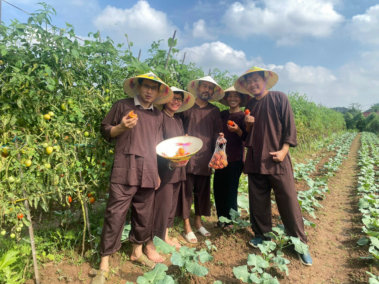 Du khách trải nghiệm tour “một ngày làm nông dân” tại Khu nông trại – vườn rau sạch Giang Biên